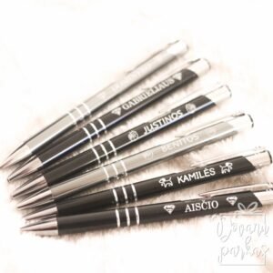 graviruoti vardiniai tušinukai juodi su supermeno ženkliuku