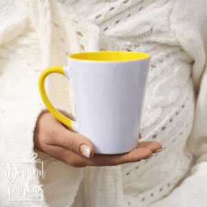 geltonas latte puodelis su nuotrauka, užrašu ar šaržu