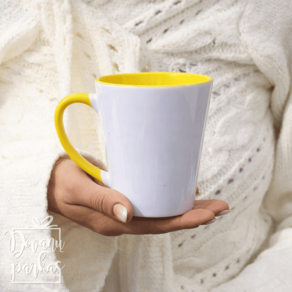 geltonas latte puodelis su nuotrauka, užrašu ar šaržu