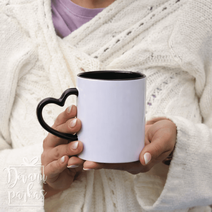 puodelis su juoda rankenėle širdelės formos