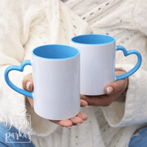 puodelis su žydra rankenėle širdelės formos